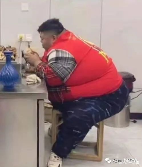 |体重超500斤的吃播网红,身体胖成圆球仍不减肥,下一个泡泡龙?