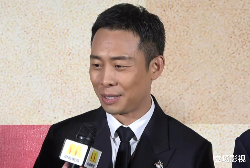 张译|34届金鸡红毯，张译紧张到搓衣角，青年演员蹲下为陈道明“让镜”