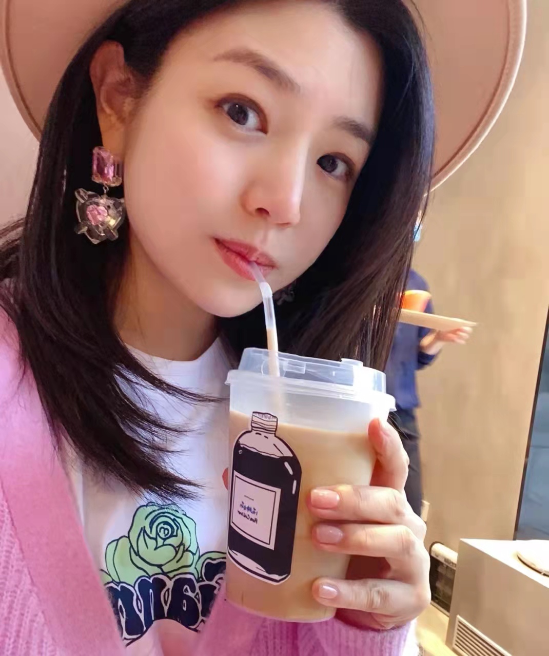 陈妍希|陈妍希套羽绒服尝试空腹跑步，小脸跑得红扑扑的，流汗也开心