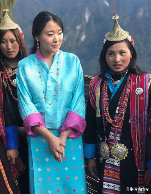 直发|不丹王后不梳直发,把头发盘起更迷人,被粉嫩娇羞的小姑子抢风头