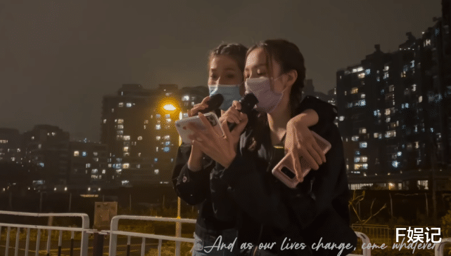 鐘嘉欣和王君馨冒著雨在街頭演唱 10個路人留下欣賞讓她們很感動-圖7