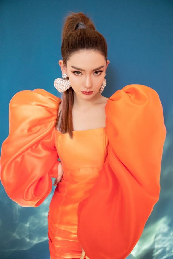 短裙|戚薇的身材没谁了，穿的裙子明明挺紧身的，也能穿出空荡感