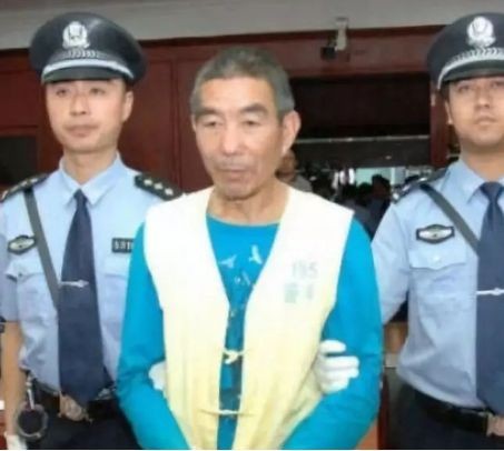11名少年接连被杀,尸体却不翼而飞,凶手笑称:都当鸵鸟肉卖了