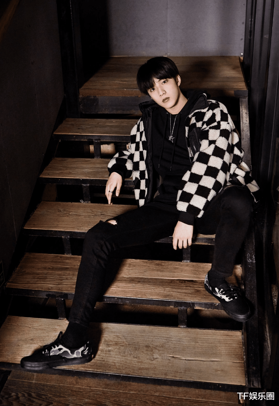 刘耀文|时代峰峻区别对待刘耀文，为平均团队身高，让183的他穿最矮的鞋