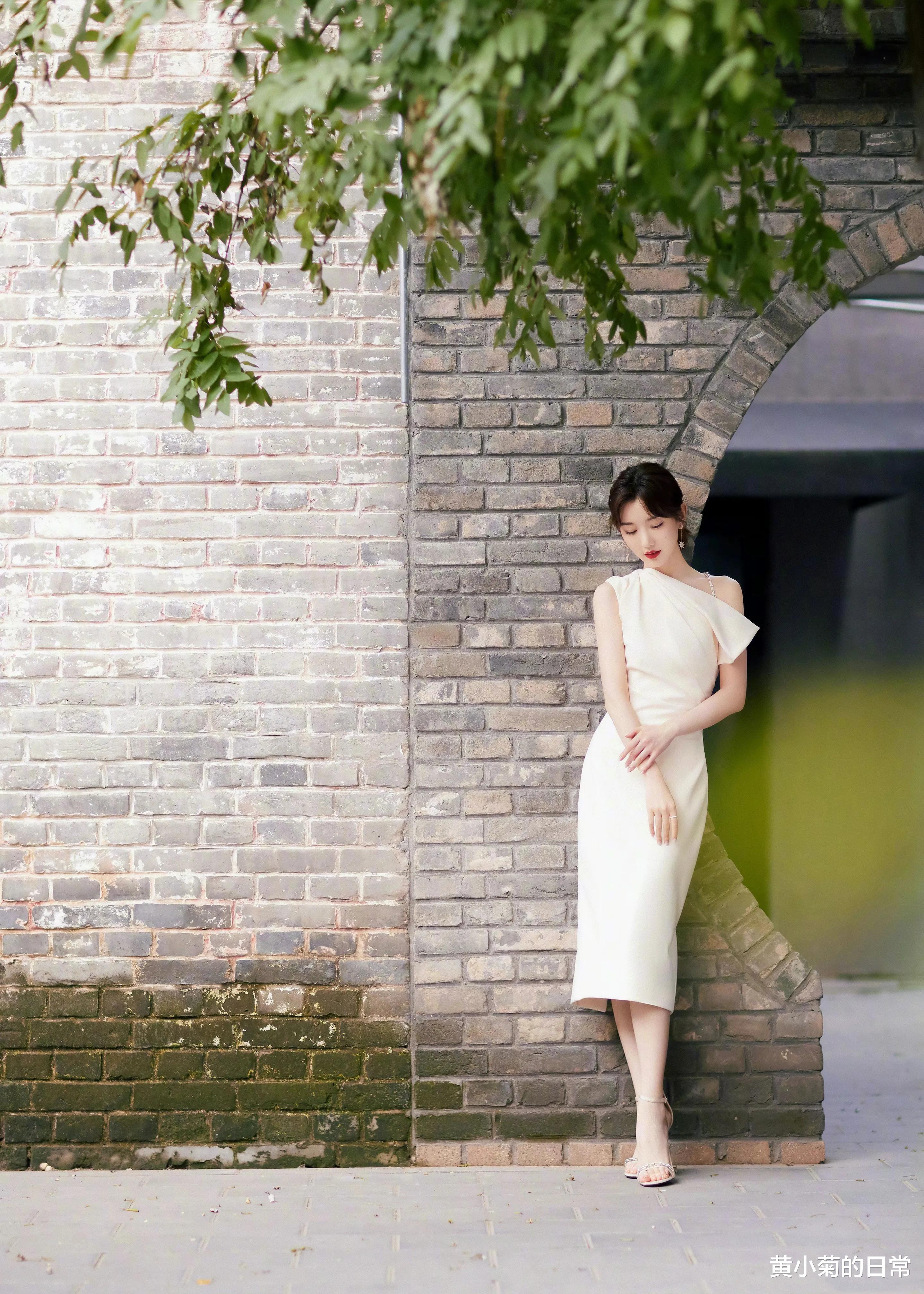 黄小菊的日常|33岁毛晓彤演技炸裂,“分享”的防晒霜便宜好用,打着灯笼也难得