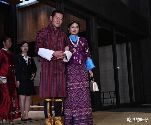 旺楚克|29岁佩玛王后出访日本，只有黄金发箍当王冠，用颜值身材撑场子