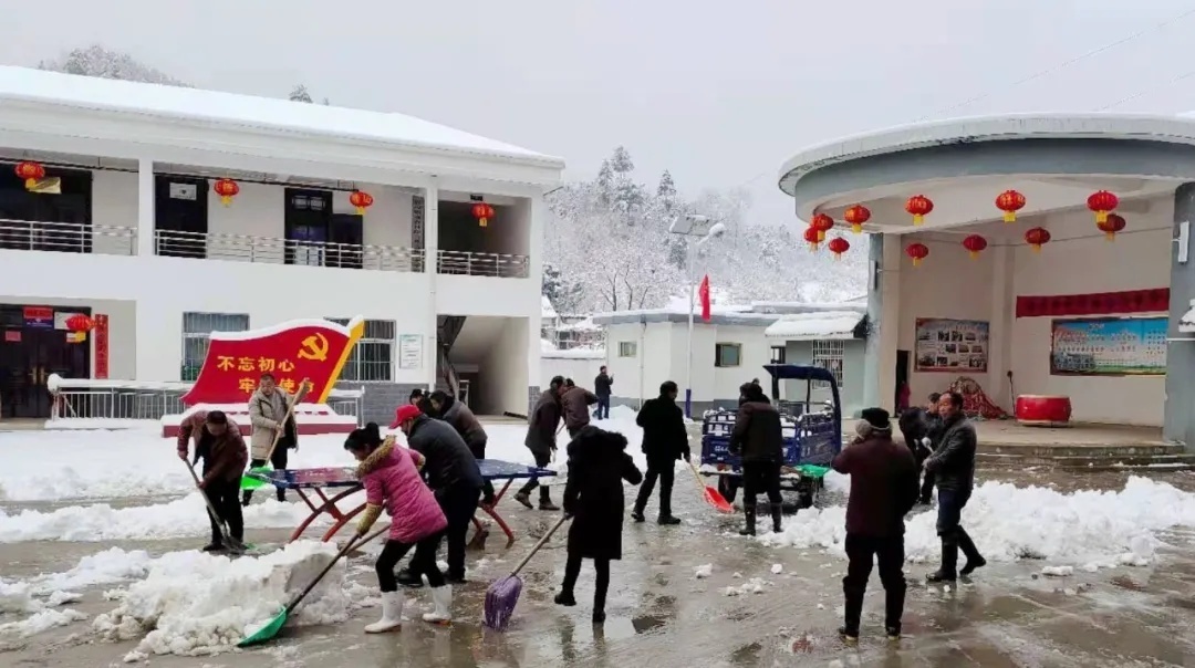 星耀見聞 盧氏縣官坡鎮：黨員群眾齊上陣 掃雪除冰保平安