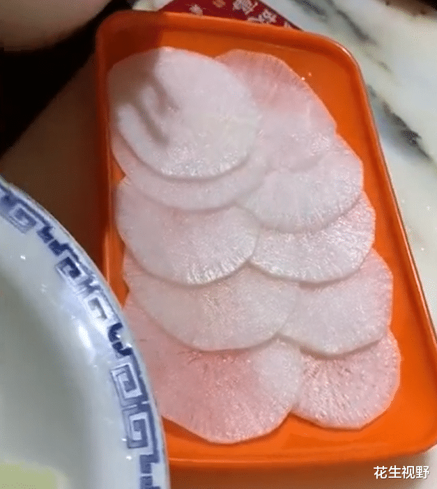 花生视野 山东菏泽一女子,花30块吃火锅,5荤5素6瓶酒,嫌店家不厚道