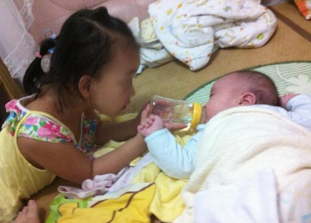 西红柿妈妈|二胎家庭里越是喜欢老二，越要“偏心”老大，两个娃才能真正作伴