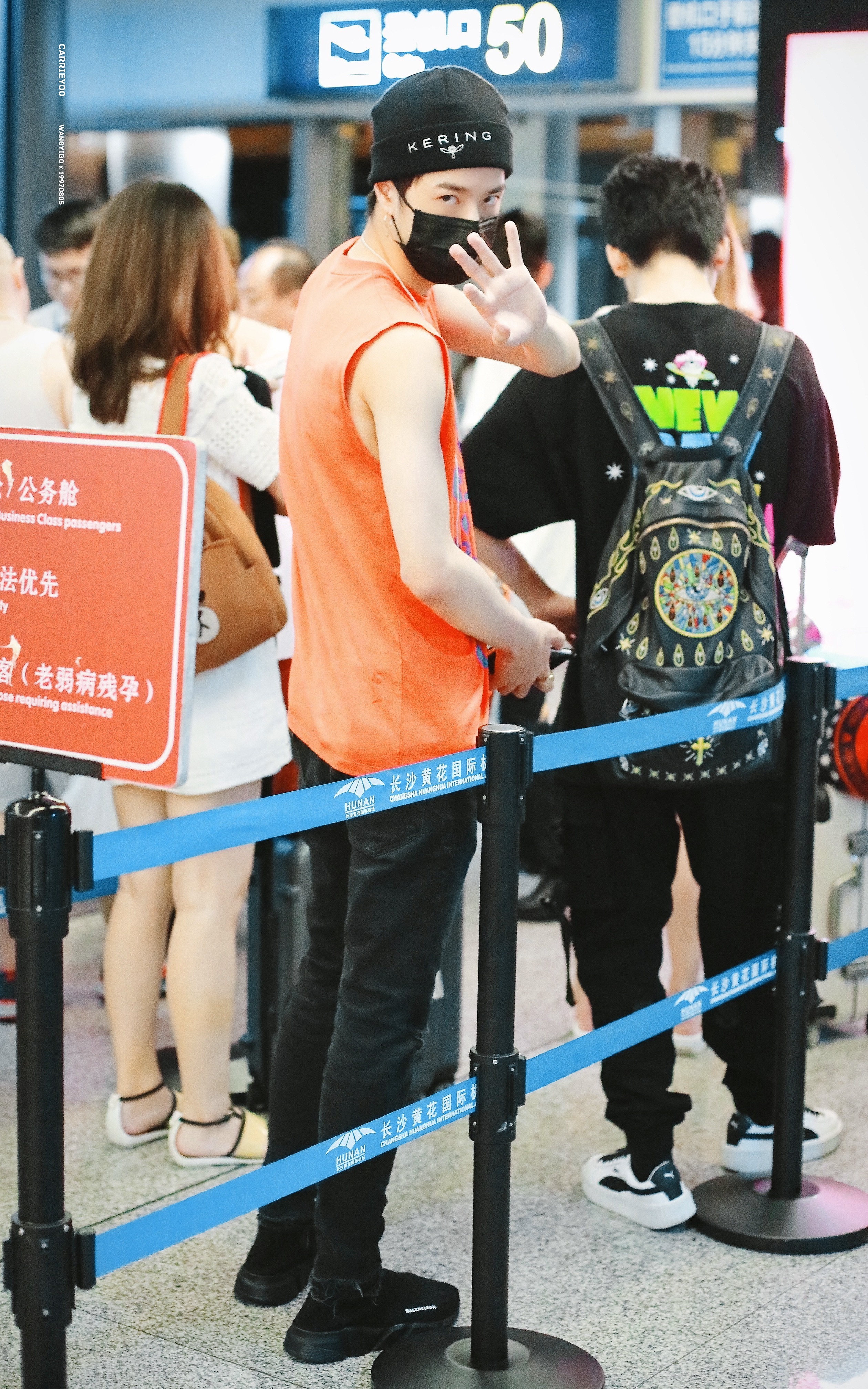 王一博|王一博堪比大片的爱豆机场秀