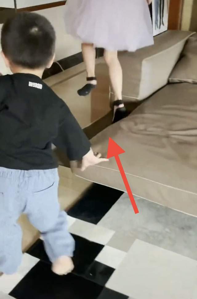 华少|主持人华少首晒三胎小儿子正脸！儿女争宠太幸福，神秘娇妻未出镜