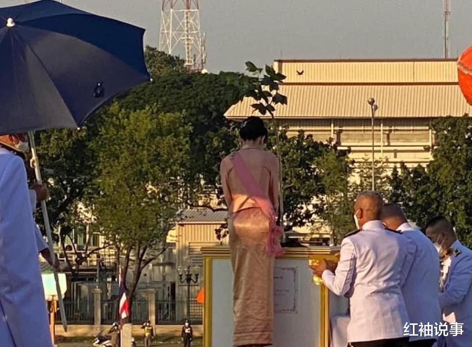 诗妮娜|36岁诗妮娜虚荣心强，用大黑伞代替华盖，集体亮相时终于露馅了