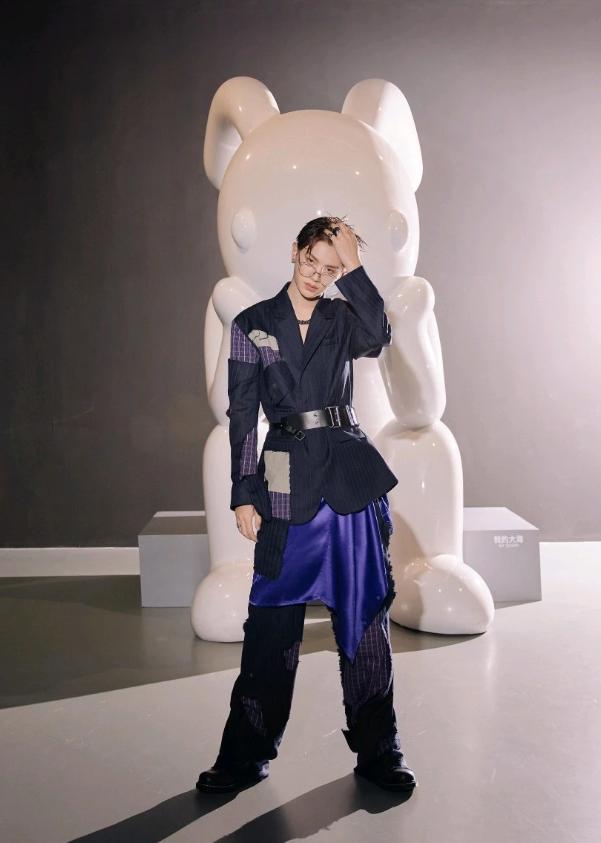 大时尚大观点|黄明昊湿发便装,用1瓶水引领时尚潮流,“舞台杀”简直了