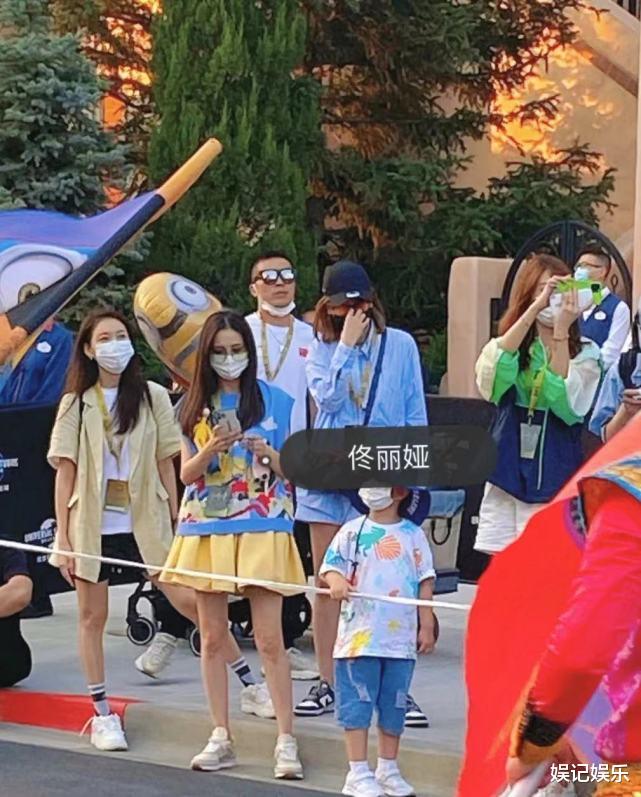 佟丽娅|陈思诚跟佟丽娅带娃逛环球影城，帮前妻拿着小黄人玩偶，全程很低调