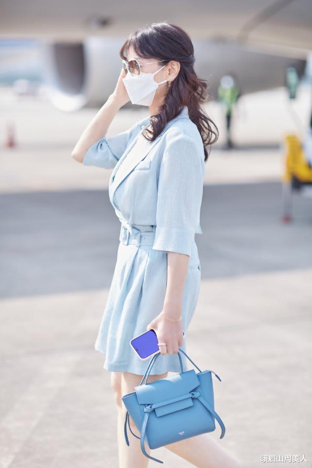 峨眉山周美人|赵雅芝67岁了还不服老，穿白色蕾丝裙配复古礼帽，韵味十足