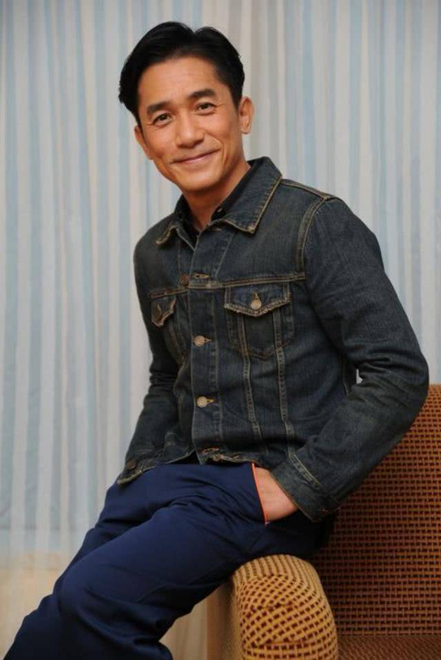 梁朝伟|梁朝伟杨紫琼剧组聚餐勾肩搭背超亲密，59岁梁朝伟肚腩十分抢镜