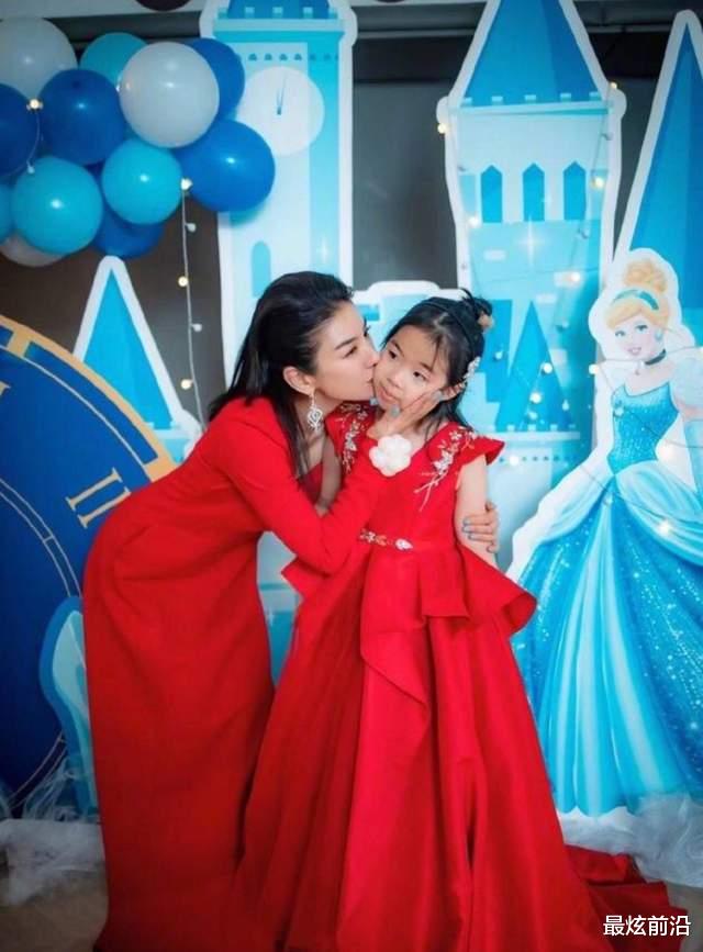 最炫前沿|黄奕女儿越来越好看，一身红裙比妈妈还惊艳，从小就是美人坯子