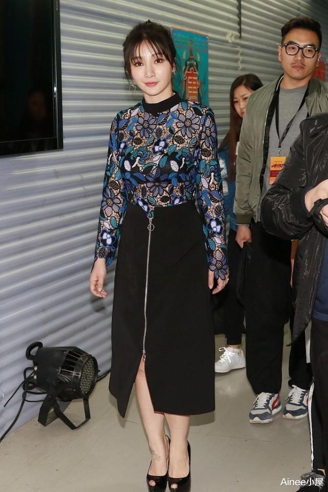 国家公职人员|柳岩的身材不算瘦,但穿透视薄纱裙看着比谁都美,魅力写在脸上