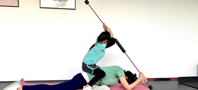 章子怡|42岁章子怡倒吊露出纸片腰！一字劈叉长腿惊艳，5岁女儿身材随妈