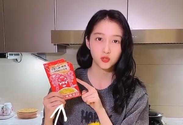 关晓彤|关晓彤代言榨菜挨骂，千万网友为她发声，国外大牌就高档吗