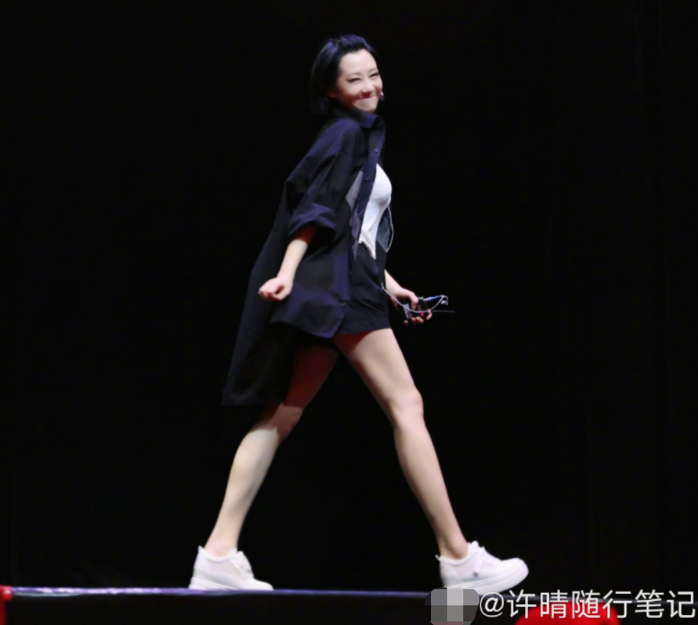 许晴|?52岁许晴晒减肥视频！穿紧身衣腰围十分纤细，躺地上身形凹凸有致