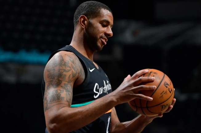 湖人队|庄神阿德2选1，再签阿里扎！湖人梦幻阵容出炉，比篮网还豪华