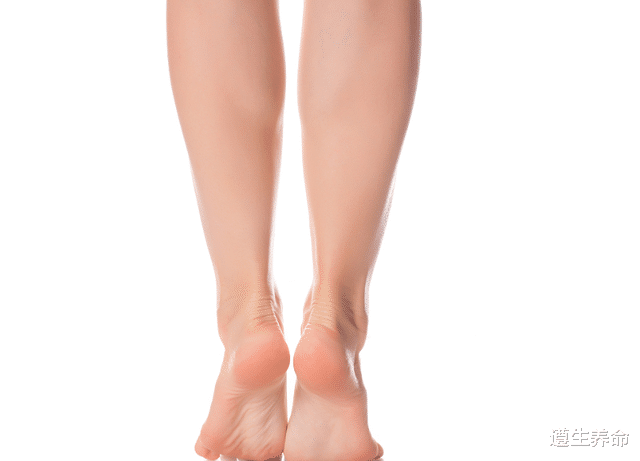 医生|每天踮脚尖走路15分钟,坚持久了,这些问题可能就没了