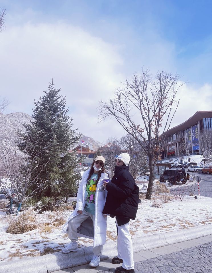 李小璐|李小璐穿丁字连体衣劲舞，晒闺蜜合影，撞脸欧阳娜娜？