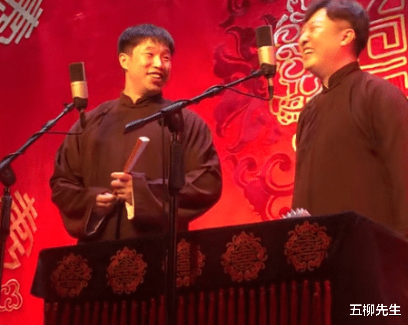 岳云鹏|岳云鹏术后首登台，与爱徒合作《卖估衣》，返场连唱三首成名曲