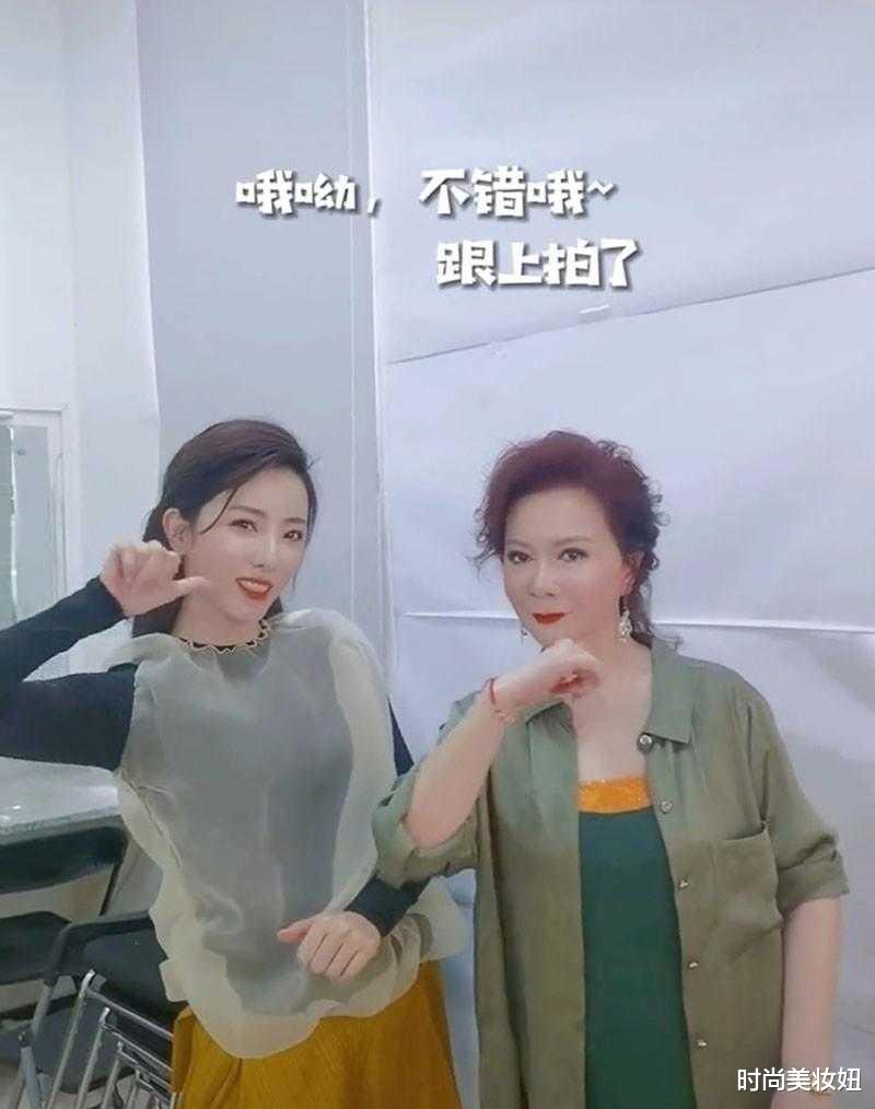 时尚美妆妞|蔡明越老越漂亮,穿绿色衬衫配连衣裙好洋气,不输同框李思思