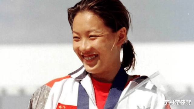 伏明霞|伏明霞搬出梁家豪宅，与梁锦松被传已离婚？或是因为妻子闺蜜