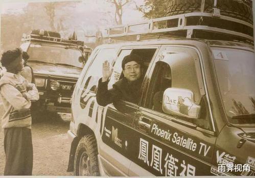 医生 余秋雨带小16岁妻子去埃及，途中上厕所，大批特警公安迅速围住他