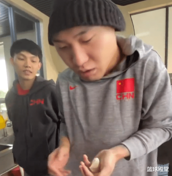 赵睿|包饺子趣事！徐杰全程围观，赵睿满脸自信，一个失误徐杰憨笑离去