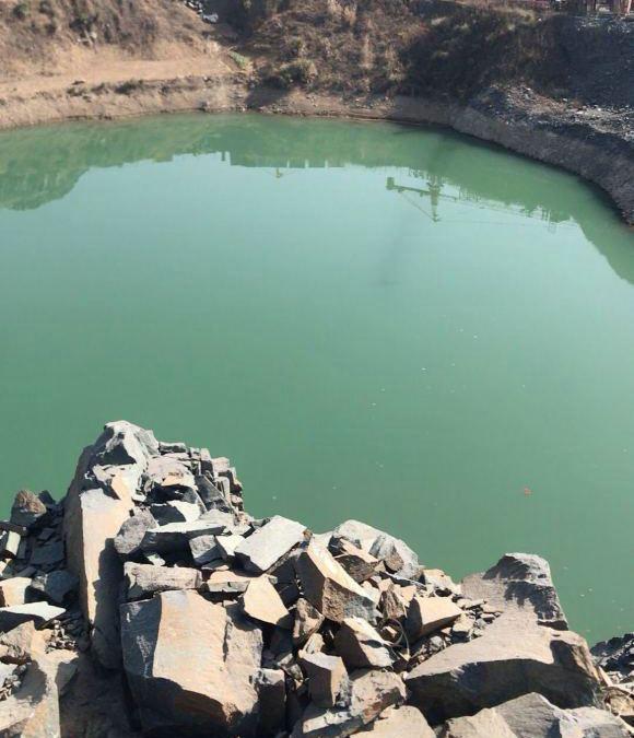 角力|废弃矿坑变鱼塘?安徽钓鱼人,山上矿坑里钓起许多“大餐条”