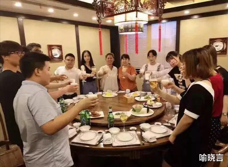 喻晓言|网友：我一直不明白，卖保险的天天聚餐，团建，晒高收入，好羡慕