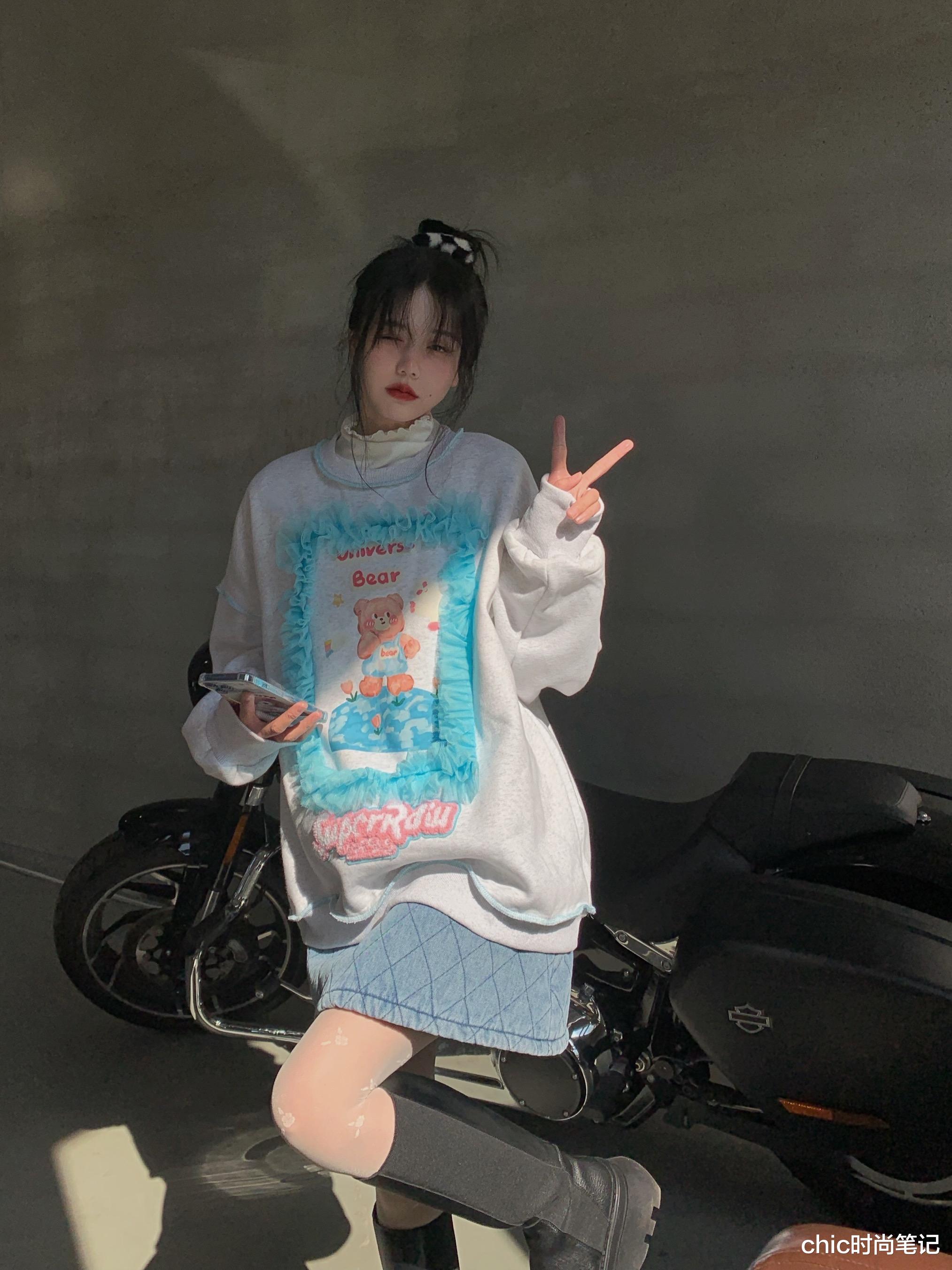 chic时尚笔记 娜扎一身凌厉美艳的黑裙, 可是看到鞋子却不淡定了, 明明很搭呀