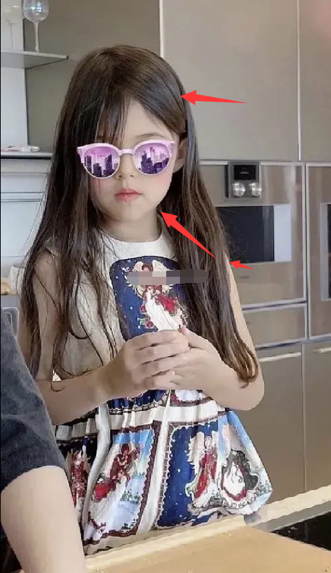 周杰伦|周杰伦6岁女儿白嫩有灵气，脸型鼻子像爹，身上劲劲儿的得父亲真传