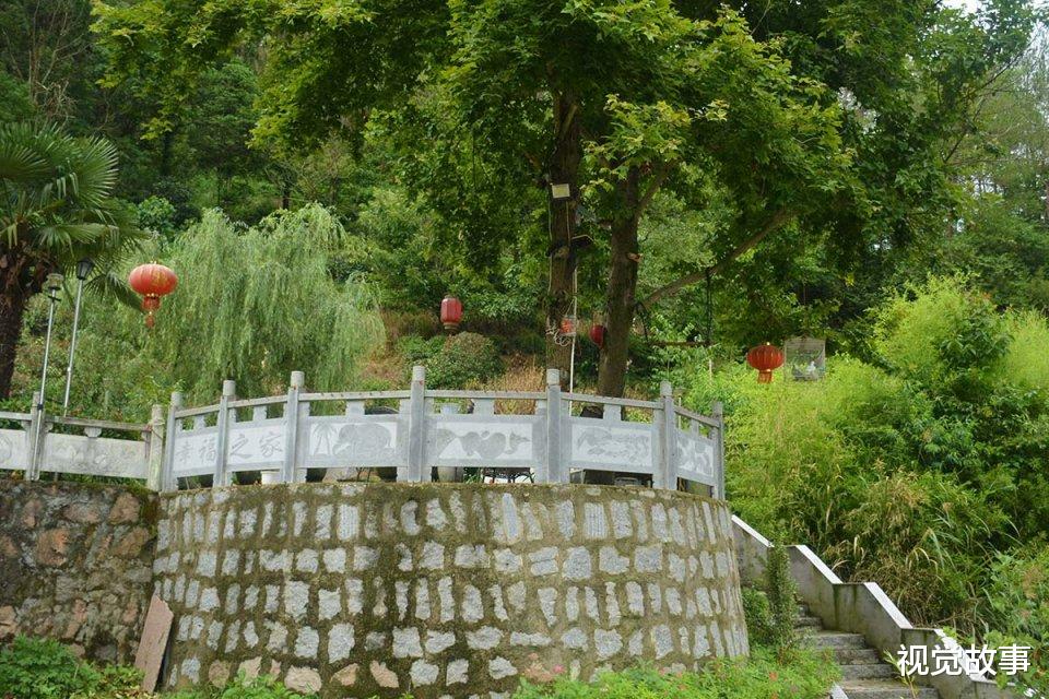 不想回家|农村人住山中瓦房，屋前装饰豪华典雅，村民称不想回家