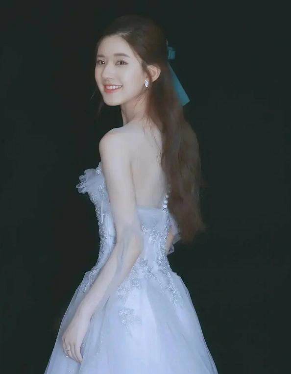 李由美|赵露思为啥总爱长卷发？被造型师强行拉直，“头型”我没看错吧？