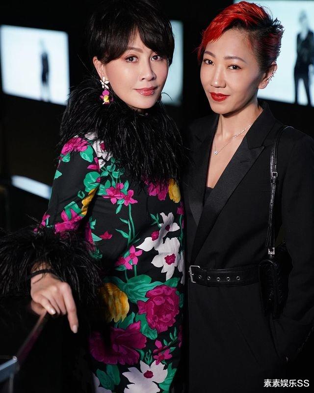 |刘嘉玲的弟媳穿衣越来越时尚，这几年的风格变化很明显