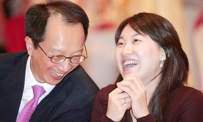 孙艺珍|香港“财神爷”娶小26岁伏明霞,婚后不改风流,与老婆闺蜜传绯闻