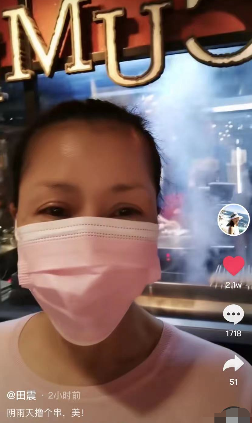 朱之文|55岁田震定居海外曝近况！独自在夜市小摊撸串，模样接地气无人识