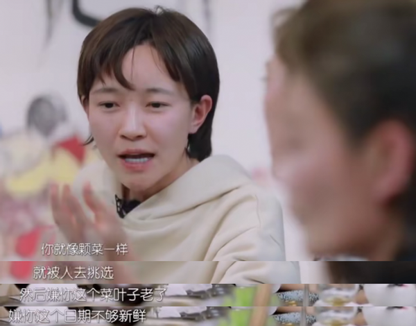 张小斐|张小斐穿三千旗袍上春晚，舞姿不慎露出打底裤，一双长腿又细又白