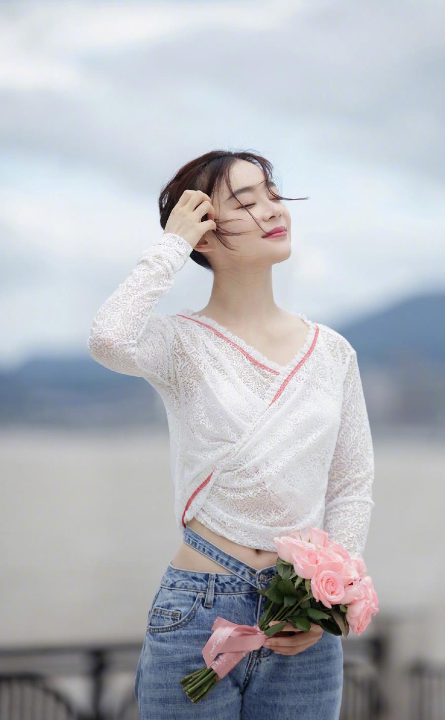清娱吧|袁姗姗衣品真不错，穿白色露腰卫衣配牛仔短裤，简单又时髦