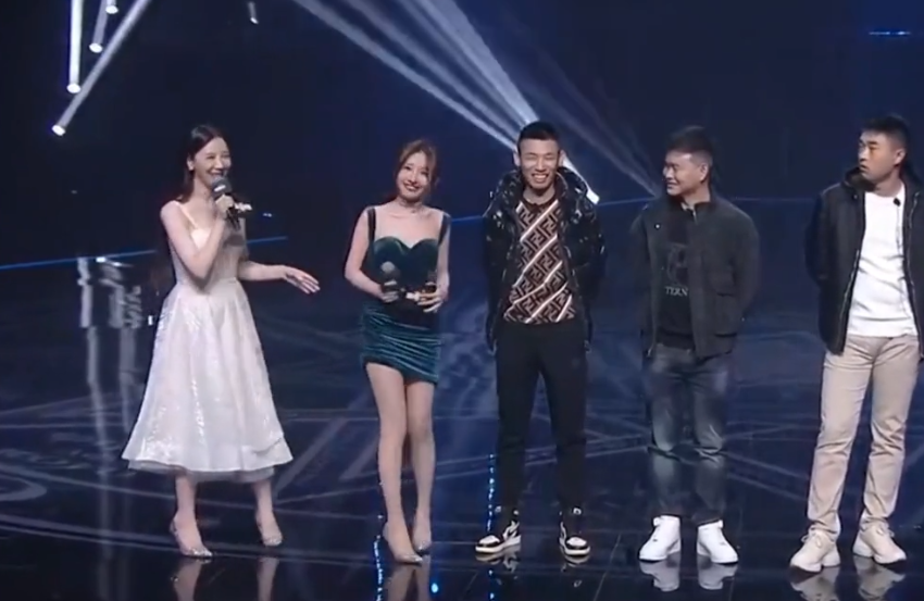 旭旭宝宝|林七七同台旭旭宝宝,绿色礼服秀长腿,宝哥开心坏了,羽绒服亮了