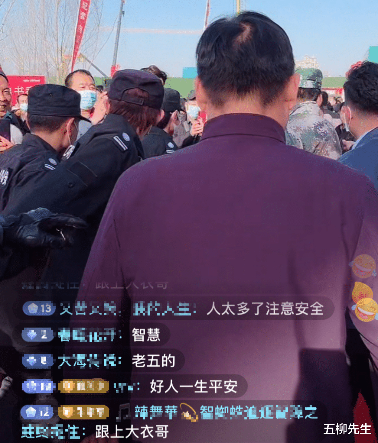 朱之文|大衣哥人气有多火？粉丝坐轮椅观看商演，台下被观众围得水泄不通