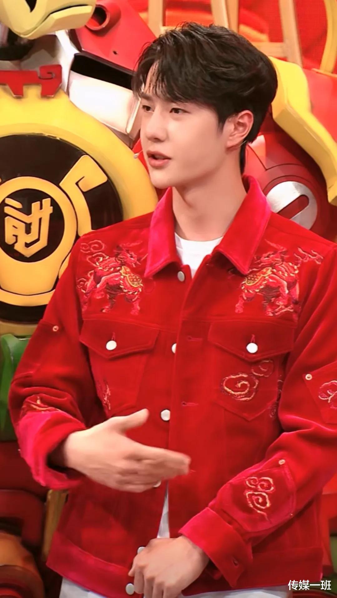 王一博|央视高清镜头怼脸拍王一博关晓彤，年轻偶像神采奕奕，春晚精彩正当时