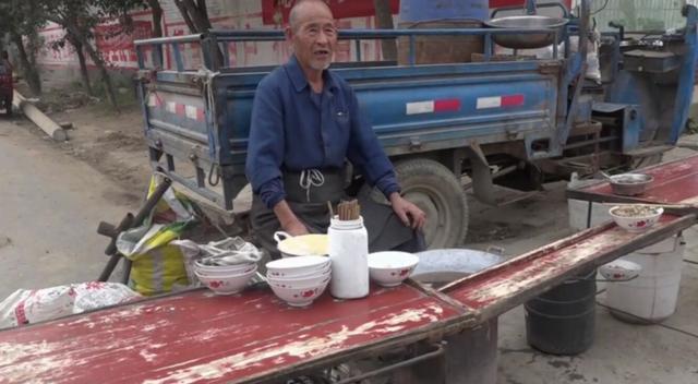歪哥 河南温县大爷卖牛肉丸子，3毛钱一颗，随身带的家伙什都用了50年
