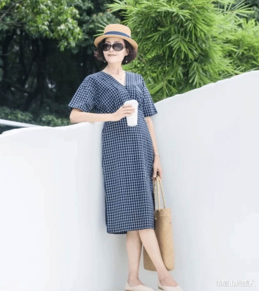 峨眉山周美人|五十岁女人穿裙子，要牢记“2穿2不穿”，优雅得体又减龄，真好看