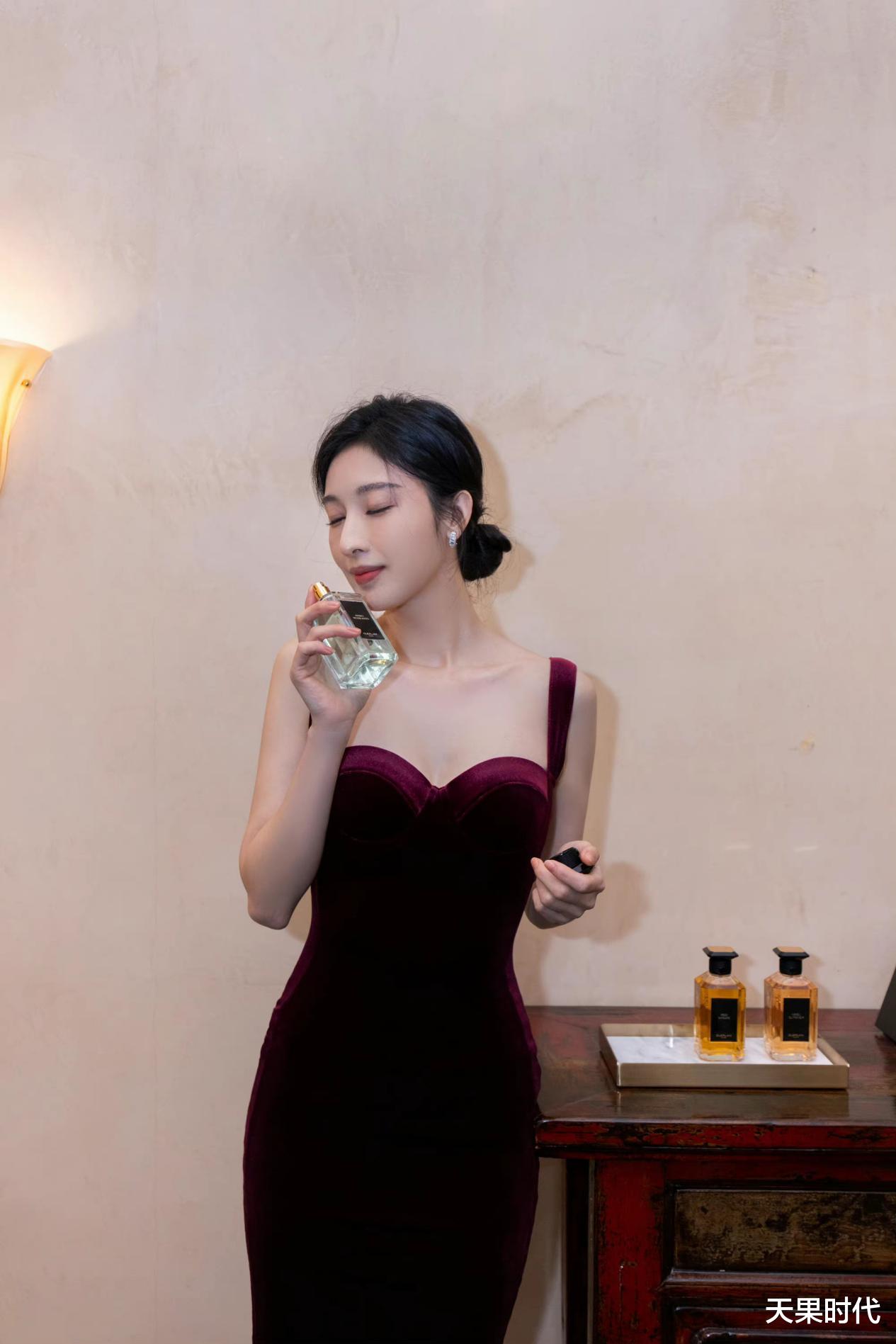 天果时代 张俪一袭酒红色绒面裙格外诱人,渐变拼接色显曲线美,优雅大气